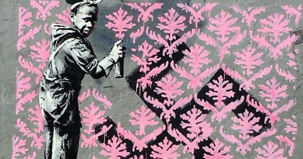 Une petite fille recouvre une croix nazi 